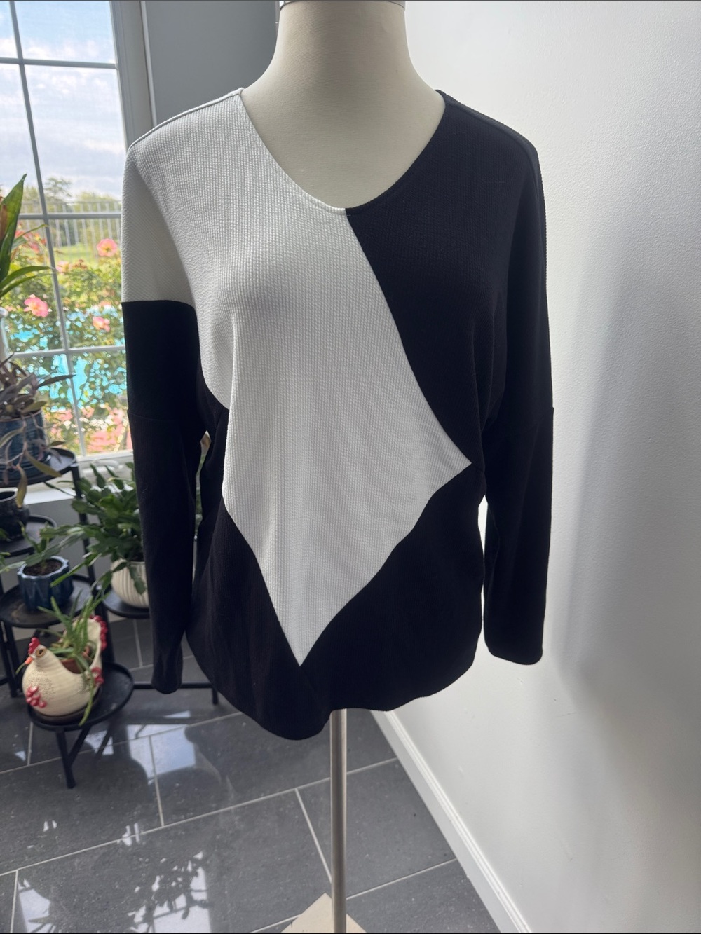 Venus Black & White Geometric Long-Sleeve Women's Top